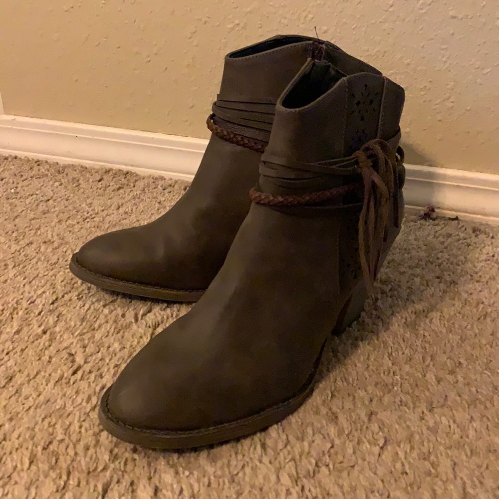 Maurices western grey western bootie Sz 10m